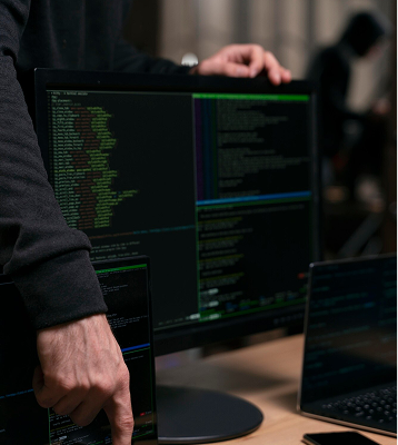 pantalla oscura con texto verde