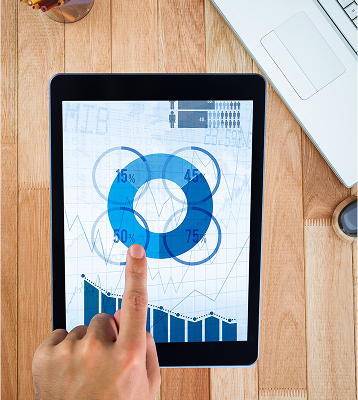 persona viendo estadisticada en tablet