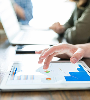 Persona con tablet viendo stadisticas