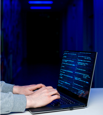 Persona escribiendo en computador