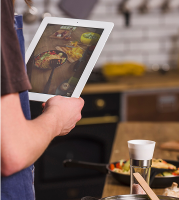 Persona tomando foto de plato de comida